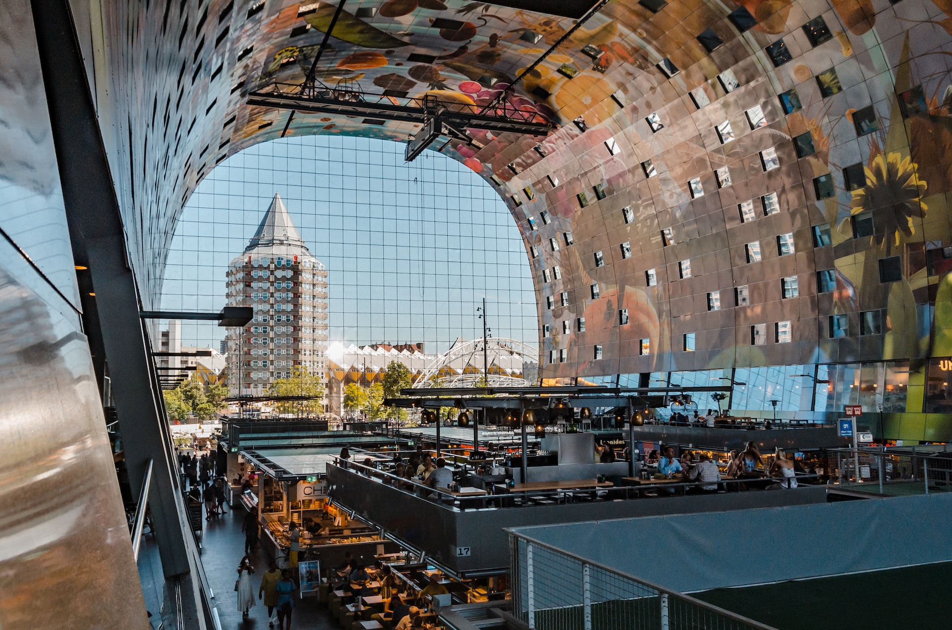 Mercado interior de Markthal en los Países Bajos